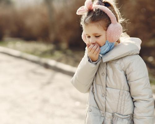 Dlaczego domowe sposoby na kaszel u dzieci bywają pułapką?